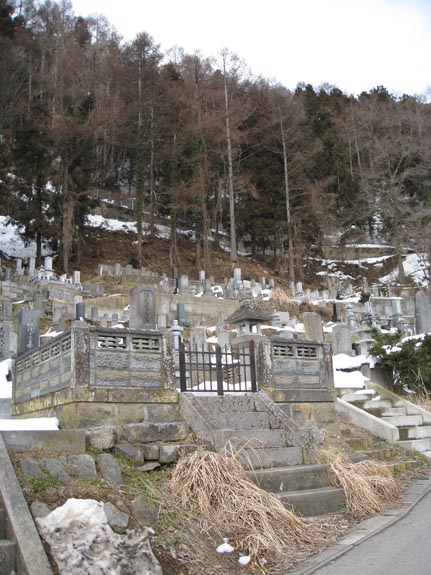 IMG_1476-Nagano-Shibu-streets-graves