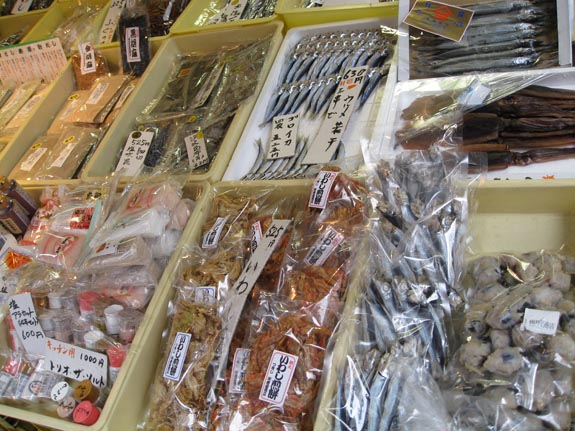 IMG_3104-Tokyo-Tsukiji-shops-food