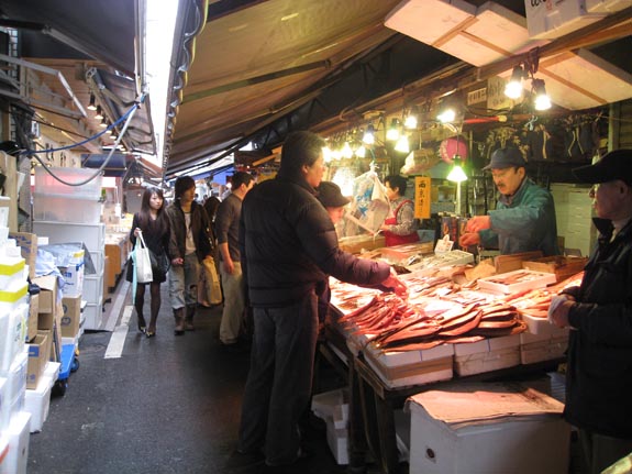 IMG_3110-Tokyo-Tsukiji-shops-food